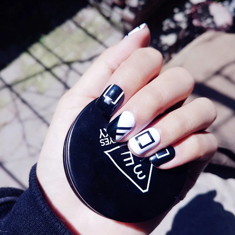 Black And White Rivets False Nail With Design Pre-design Short Round Head Bride's Fake Nails Art Adhesive Lot With Glue 24Count
Black And White Rivets False Nail With Design Pre-design Short Round Head Bride's Fake Nails Art Adhesive Lot With Glue 24Count