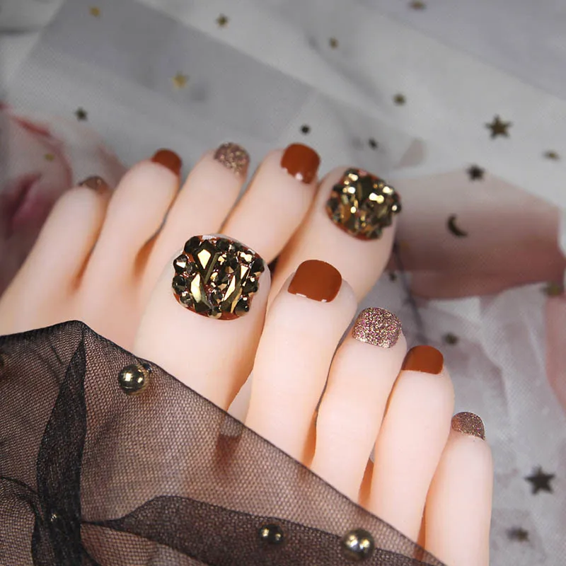 Retro Red Shiny Gold Diamante Fake Footnails Summer Charming Paillette Decoration Full Cover Wearable False Toe Nail With Glue
Retro Red Shiny Gold Diamante Fake Footnails Summer Charming Paillette Decoration Full Cover Wearable False Toe Nail With Glue