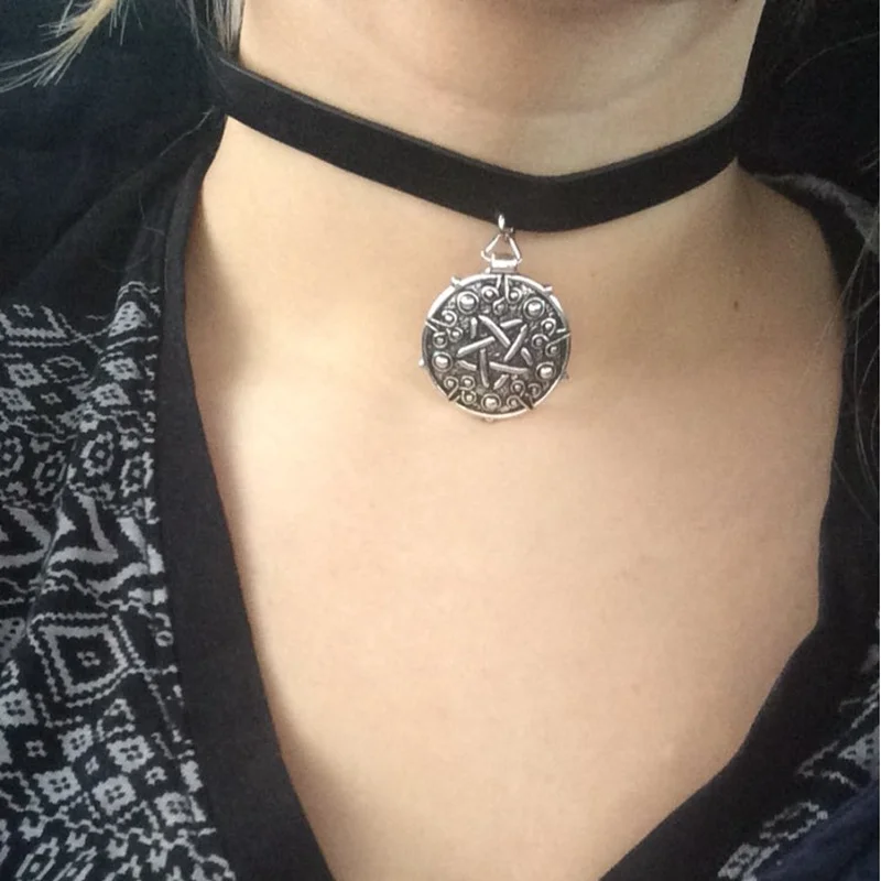 (10pcs) Round Star Stamped Charm Witch 3 Yennefer Medallion Black Leather Choker the Wild Hunt Game Cosplay Gothic Necklace
(10pcs) Round Star Stamped Charm Witch 3 Yennefer Medallion Black Leather Choker the Wild Hunt Game Cosplay Gothic Necklace