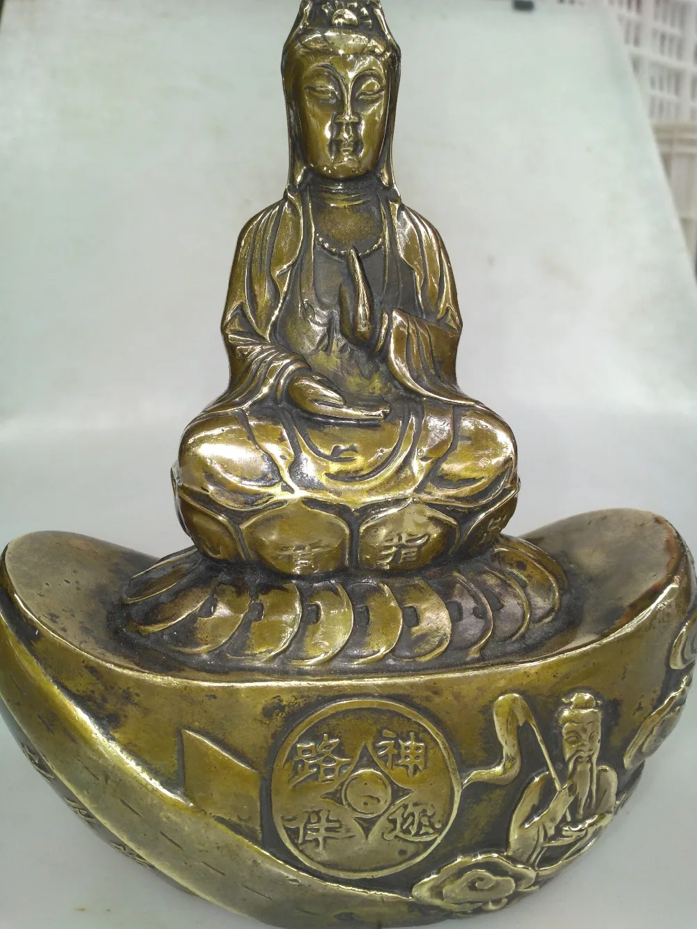 Chinese hand carved pure copper Guanyin sitting ingot sculpture art collection 
Chinese hand carved pure copper Guanyin sitting ingot sculpture art collection