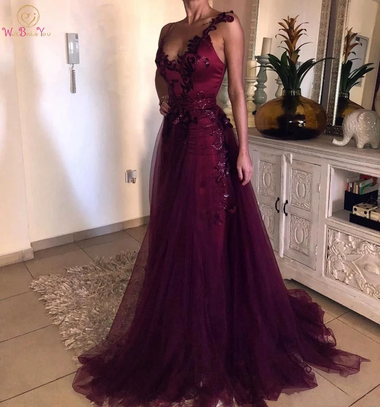 2019 Evening Gowns Plus Size Straps V Neckline Lace Tulle Appliqued Sequins A Line Side Split Formal Prom Dresses Vintage Style
2019 Evening Gowns Plus Size Straps V Neckline Lace Tulle Appliqued Sequins A Line Side Split Formal Prom Dresses Vintage Style