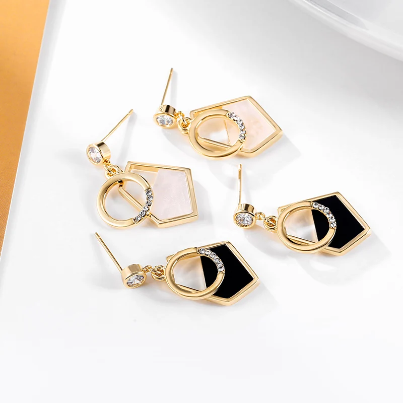 2019 new fashion statement earrings metal geometric classic pendant earrings ladies Korean fashion jewelry to send friends gifts
2019 new fashion statement earrings metal geometric classic pendant earrings ladies Korean fashion jewelry to send friends gifts
