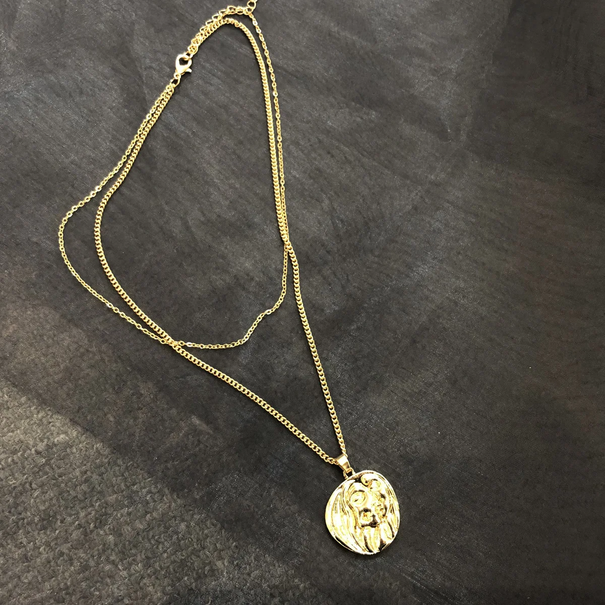 Doble capa en relieve retrato moneda colgante