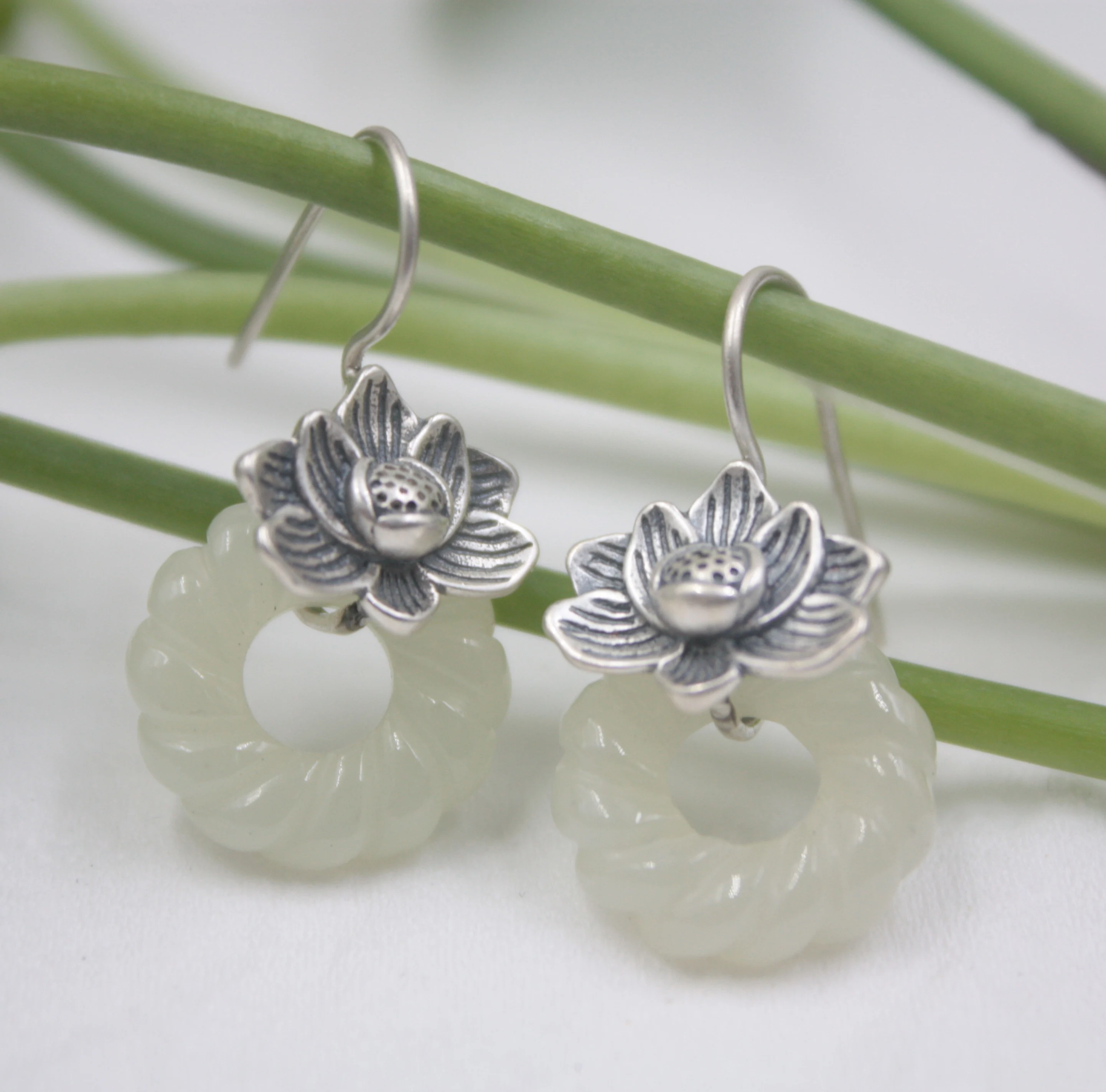 Real Sterling S925 Silver Dangle Earrings Hook Hetian Jade Flower For Women Ladies Girl 27*15mm Earrings Drop
Real Sterling S925 Silver Dangle Earrings Hook Hetian Jade Flower For Women Ladies Girl 27*15mm Earrings Drop