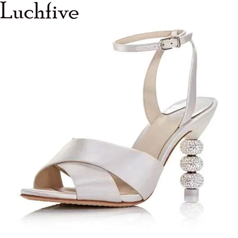 Crystal Strange High Heel Sandals Women Runway Cross-band Ankle Strap Slippers Sandals Women Black White Sandals sandalia femini
Crystal Strange High Heel Sandals Women Runway Cross-band Ankle Strap Slippers Sandals Women Black White Sandals sandalia femini