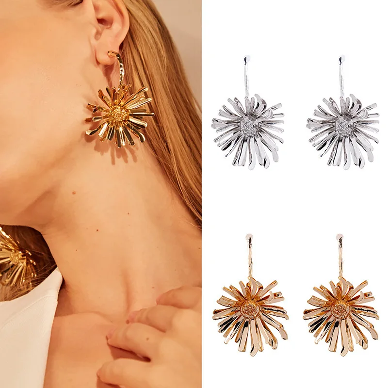2019 European and American Fashion Exaggeration Big Daisy Earrings Chrysanthemum Ear Nail Popular Jewelry for Fashion Week Women
2019 European and American Fashion Exaggeration Big Daisy Earrings Chrysanthemum Ear Nail Popular Jewelry for Fashion Week Women