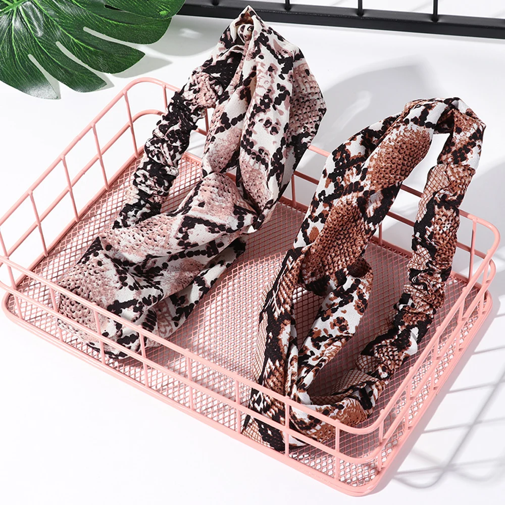 2019 New Fashion Women Occident Headbands Girl's Snake Printed Hairband Lady's Cross Wild Hair Accessories Headwrap bandage
2019 New Fashion Women Occident Headbands Girl's Snake Printed Hairband Lady's Cross Wild Hair Accessories Headwrap bandage