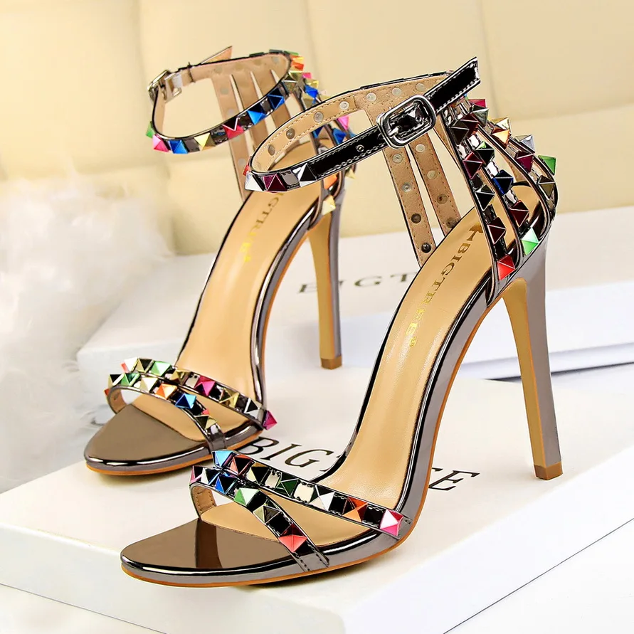 Fashion style Roman style women's shoes with stiletto super high heel toe word with hollow color studded sandals
Fashion style Roman style women's shoes with stiletto super high heel toe word with hollow color studded sandals