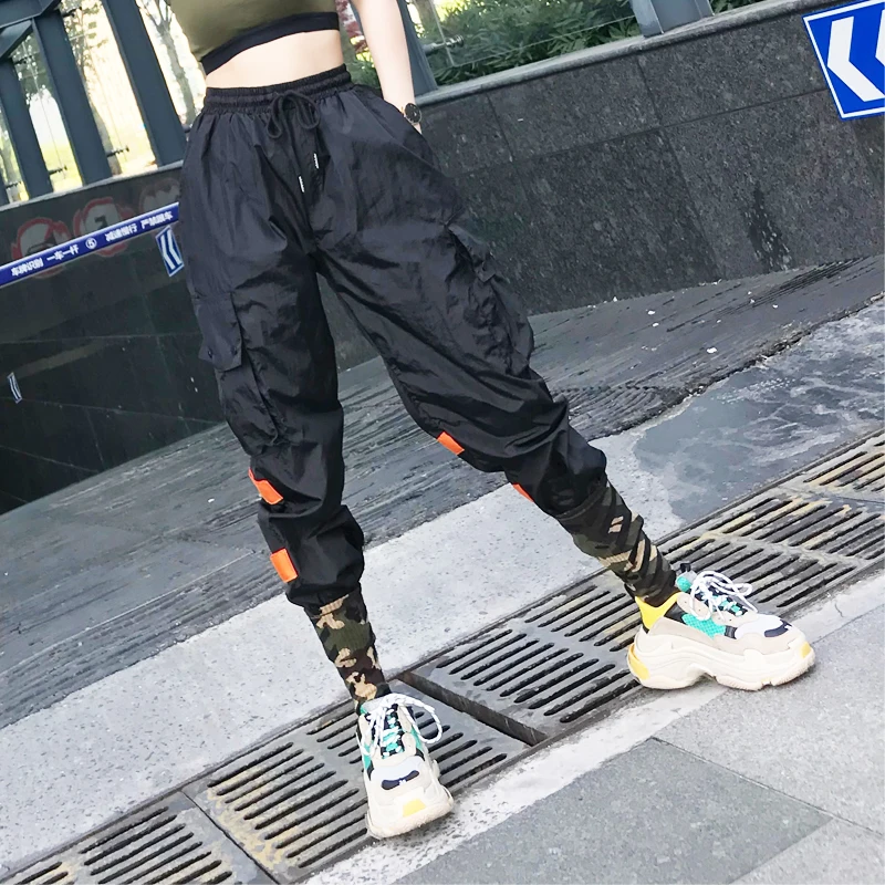 InEurope and America, the baggy pants of men and women in the streets of the United States and Europe are more than the same.
InEurope and America, the baggy pants of men and women in the streets of the United States and Europe are more than the same.