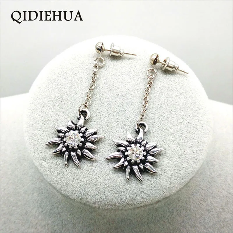 New Silver Simple Small Flower Drop Earrings For Women Long Chain Earrings Temperament Fashion Metal Female Stud Earrings Gifts
New Silver Simple Small Flower Drop Earrings For Women Long Chain Earrings Temperament Fashion Metal Female Stud Earrings Gifts
