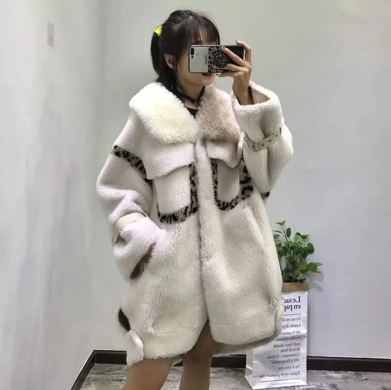 2019 New Women Winter Real Fur Overcoat Sheep Shearing Lady Warm Natural Sheep Geniune Lamb Wool Fur Collar Plus Size jacket
2019 New Women Winter Real Fur Overcoat Sheep Shearing Lady Warm Natural Sheep Geniune Lamb Wool Fur Collar Plus Size jacket