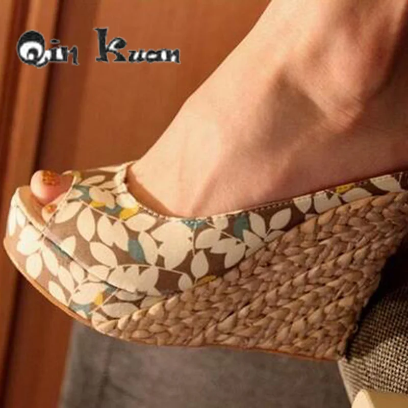 Qin Kuan Fashion Women Bohemia Floral Print Weaving Wedge Peep Toe Slippers Shoes PlusSize 30-43
Qin Kuan Fashion Women Bohemia Floral Print Weaving Wedge Peep Toe Slippers Shoes PlusSize 30-43