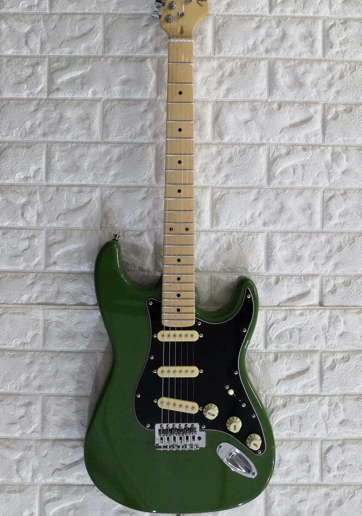 High Quality Army Green str Guitar Maple Fretboard Black Pickguard,SSS Pickups,Chrome Hardwares,customized!S-14
High Quality Army Green str Guitar Maple Fretboard Black Pickguard,SSS Pickups,Chrome Hardwares,customized!S-14
