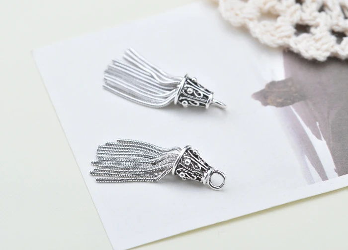 silver-tassels003a