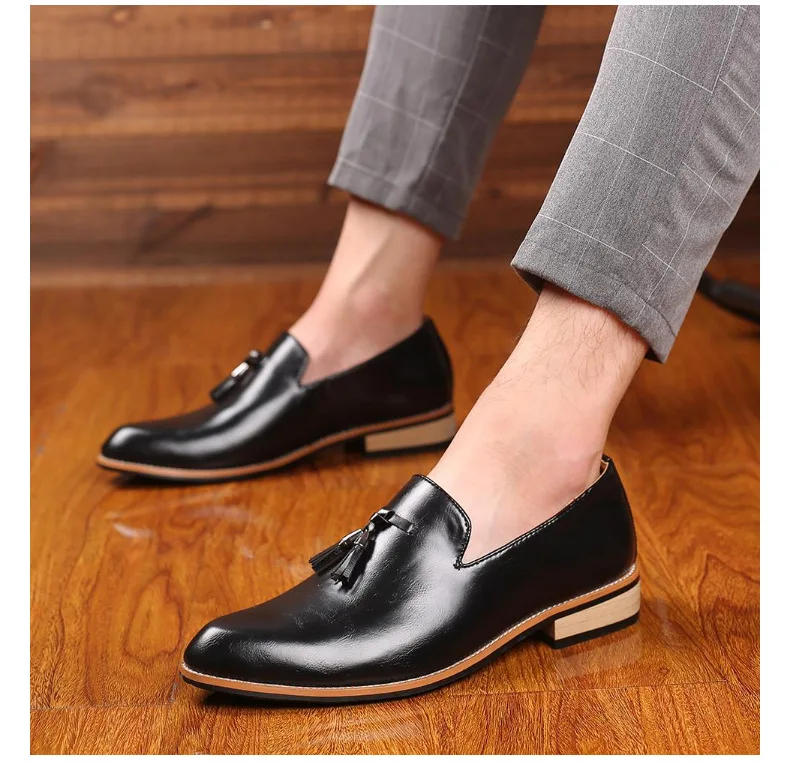Nowe mody mężczyźni Brogues mężczyźni buty mokasyny buty przypadkowi mężczyźni buty mieszkania wkładane mokasyny vintage pomponem skóra z mikrofibry buty -