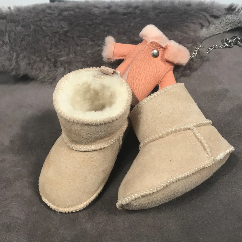 Baby toddler shoes soft bottom Baby home shoes lamb fur one kid shoes 0-12 month baby shoes
Baby toddler shoes soft bottom Baby home shoes lamb fur one kid shoes 0-12 month baby shoes
