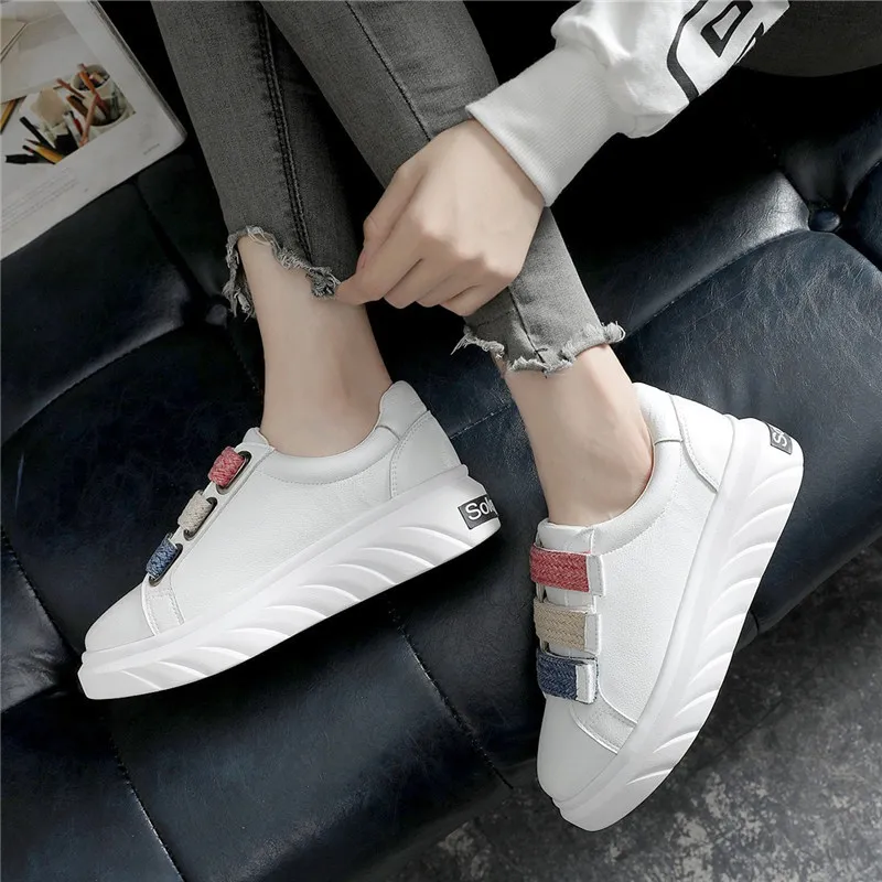2018 autumn new fashion simple color matching flat shoes female Korean version of thick sole comfortable casual shoes.
2018 autumn new fashion simple color matching flat shoes female Korean version of thick sole comfortable casual shoes.