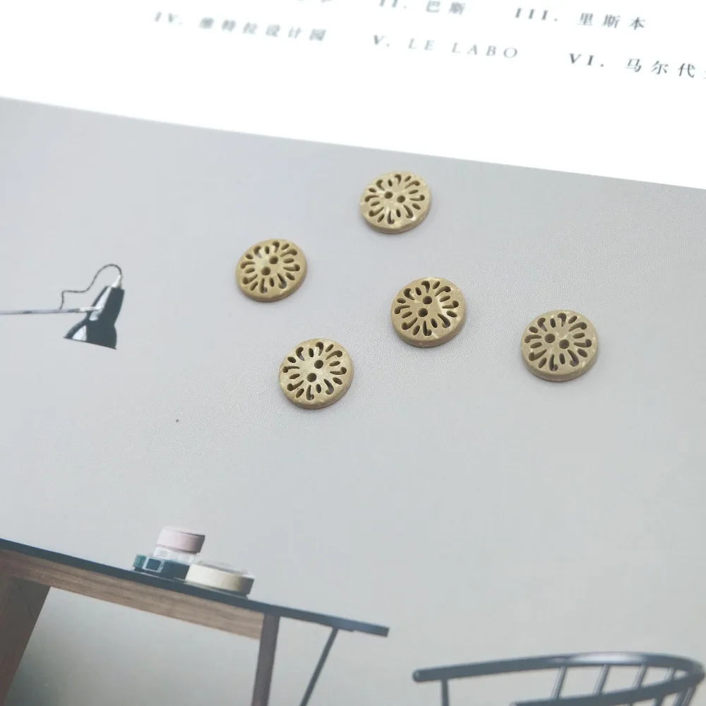 100pcs Classical Openwork Pattern Coconut Shell Buttons Sewing Accessories Wooden Buttons 2 Holes Round Natural Colour 11.5mm
100pcs Classical Openwork Pattern Coconut Shell Buttons Sewing Accessories Wooden Buttons 2 Holes Round Natural Colour 11.5mm