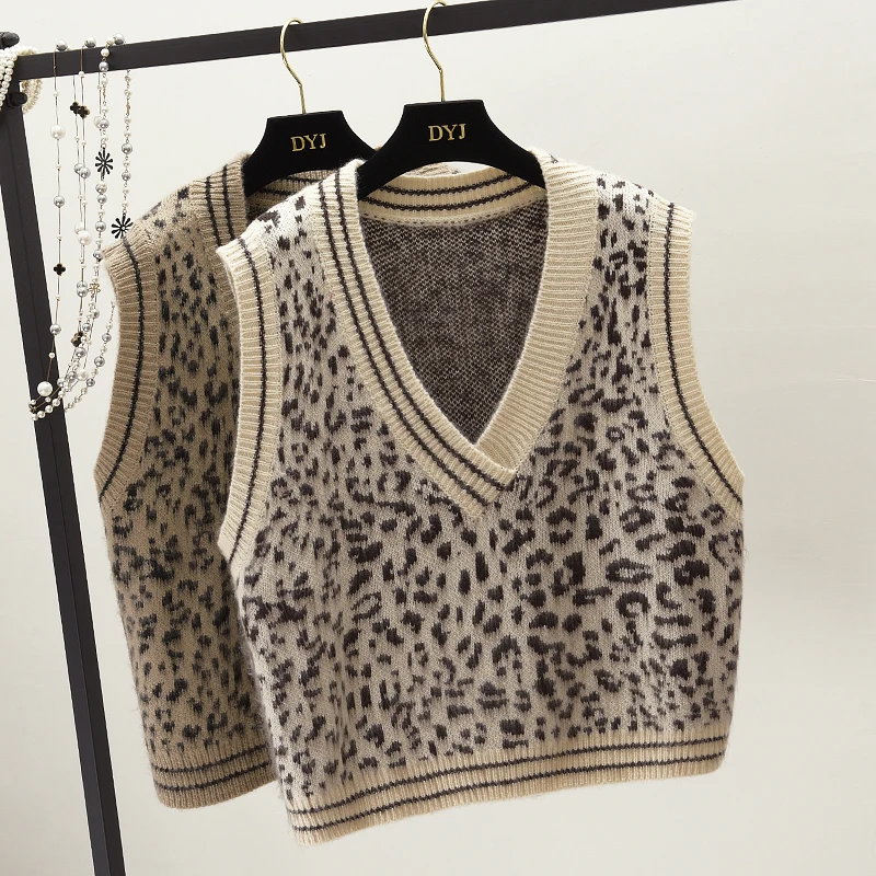 Fashion preppy style short design sleeveless pullover sweater female autumn spring vest women V-neck Solid color girl clothing
Fashion preppy style short design sleeveless pullover sweater female autumn spring vest women V-neck Solid color girl clothing