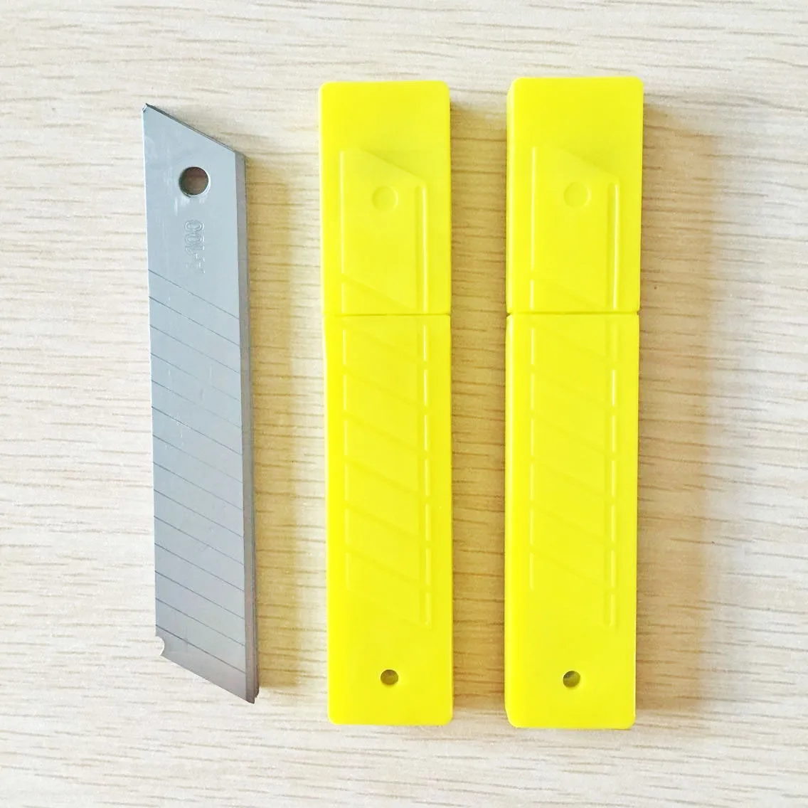 Office supplies conventional art knife blade 18mm thick blade 0.5 good quality wholesale
Office supplies conventional art knife blade 18mm thick blade 0.5 good quality wholesale