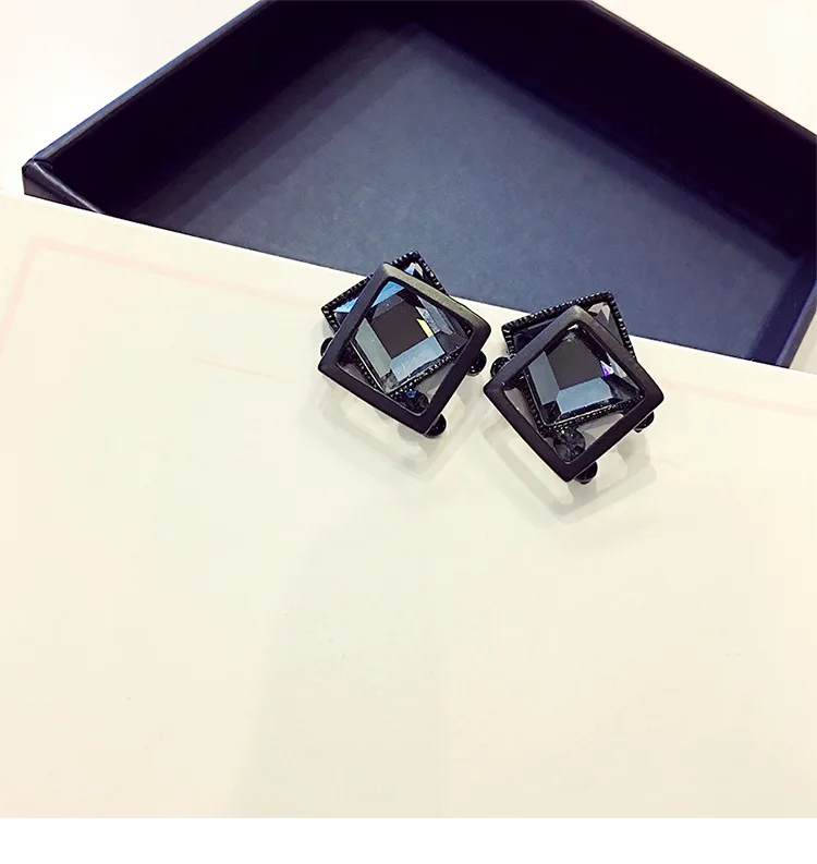 2018 Korean New Simple Grey Crystal Square Stud Earrings For Women Fashion Jewelry Cute Small Earrings Brincos
2018 Korean New Simple Grey Crystal Square Stud Earrings For Women Fashion Jewelry Cute Small Earrings Brincos