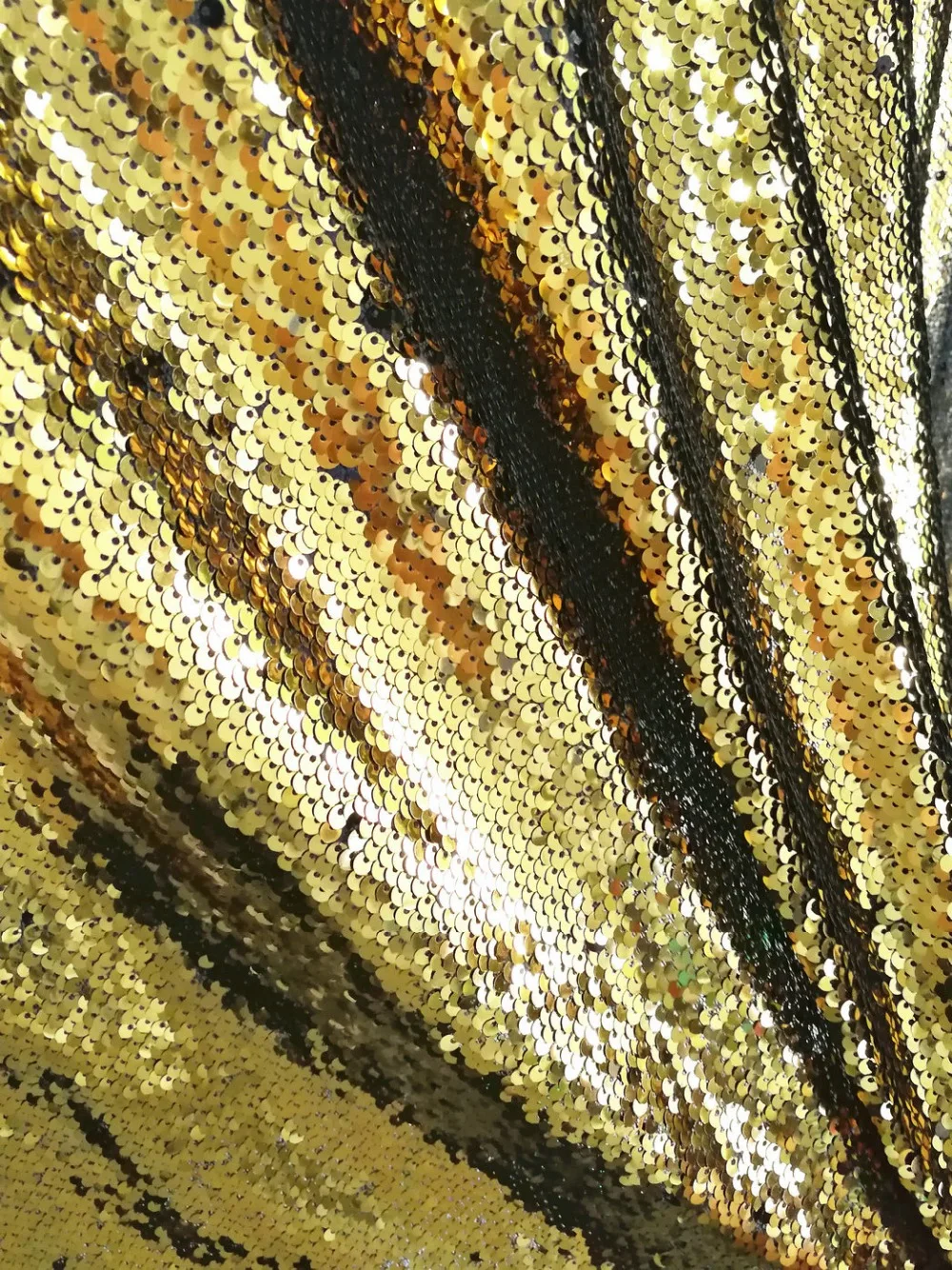 ShinyBeauty Mermaid Fabric 180x185cm Gold and Black Color Reversible Sequin Tablecloth for Wedding/Birthday Decoration 72x72in-r
ShinyBeauty Mermaid Fabric 180x185cm Gold and Black Color Reversible Sequin Tablecloth for Wedding/Birthday Decoration 72x72in-r