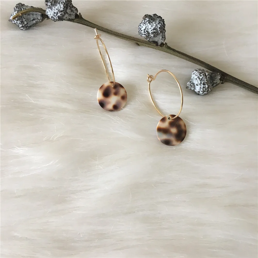 Trendy gold color plating leopard print oval shell pendant hoop earring for women
Trendy gold color plating leopard print oval shell pendant hoop earring for women