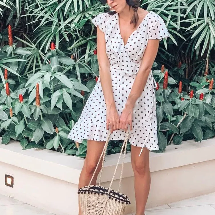 2019 Summer Polka Dot Wrapped Dress V Neck Ruffles Sexy Mini Dress Casual Slim Bodycon Vacation Beach Dress
2019 Summer Polka Dot Wrapped Dress V Neck Ruffles Sexy Mini Dress Casual Slim Bodycon Vacation Beach Dress