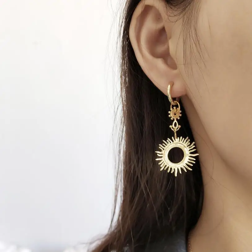 Single Piece 925 Sterling Silver Sun Goddess Exaggeration Drop Earrings For Women Gold Color Sun Flower Big Dangle Earring
Single Piece 925 Sterling Silver Sun Goddess Exaggeration Drop Earrings For Women Gold Color Sun Flower Big Dangle Earring