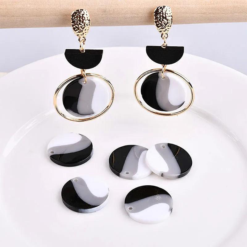 Japanese and Korean Harold black dark Bagua pattern acrylic round DIY earrings earrings pendant material
Japanese and Korean Harold black dark Bagua pattern acrylic round DIY earrings earrings pendant material