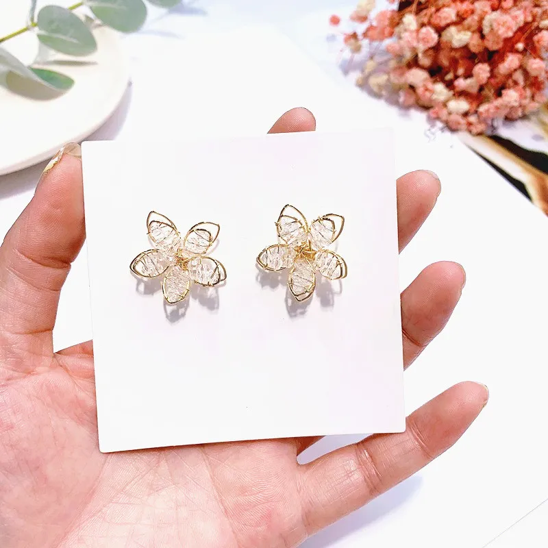 Dominated new 2019 metal hollow out flower petals Stud earrings Sweet fashion temperament crystal Women earrings
Dominated new 2019 metal hollow out flower petals Stud earrings Sweet fashion temperament crystal Women earrings