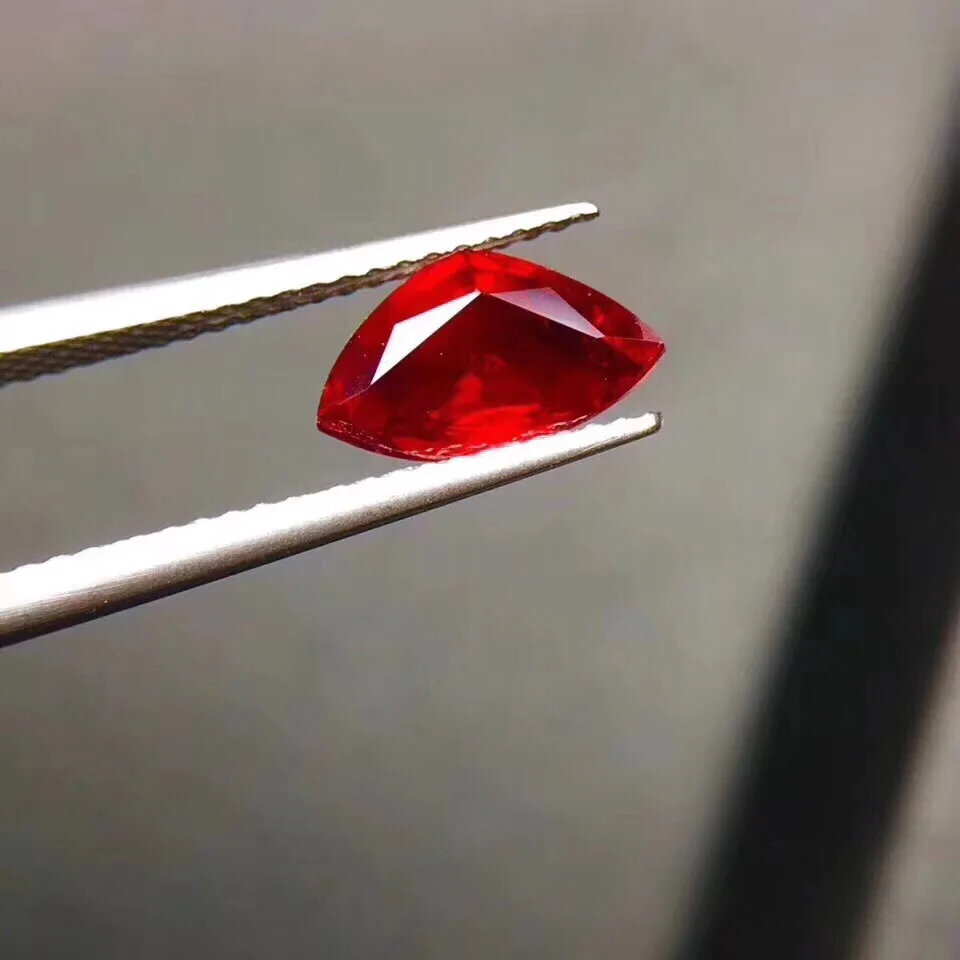 GIL Certificated Trillion Cut 1.72ct Unheat Facetted Cut Natural Pigeon Blood Red Ruby Loose Gemstones Rubi Loose Stones
GIL Certificated Trillion Cut 1.72ct Unheat Facetted Cut Natural Pigeon Blood Red Ruby Loose Gemstones Rubi Loose Stones