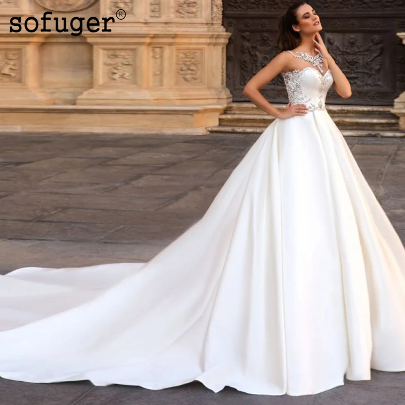 White Satin Beadings Appliques Pleat Backless Wedding Dress Robe De Mariee Sofuge Boho Dubai Arabic Abiti Da Sposa Long Dresses
White Satin Beadings Appliques Pleat Backless Wedding Dress Robe De Mariee Sofuge Boho Dubai Arabic Abiti Da Sposa Long Dresses