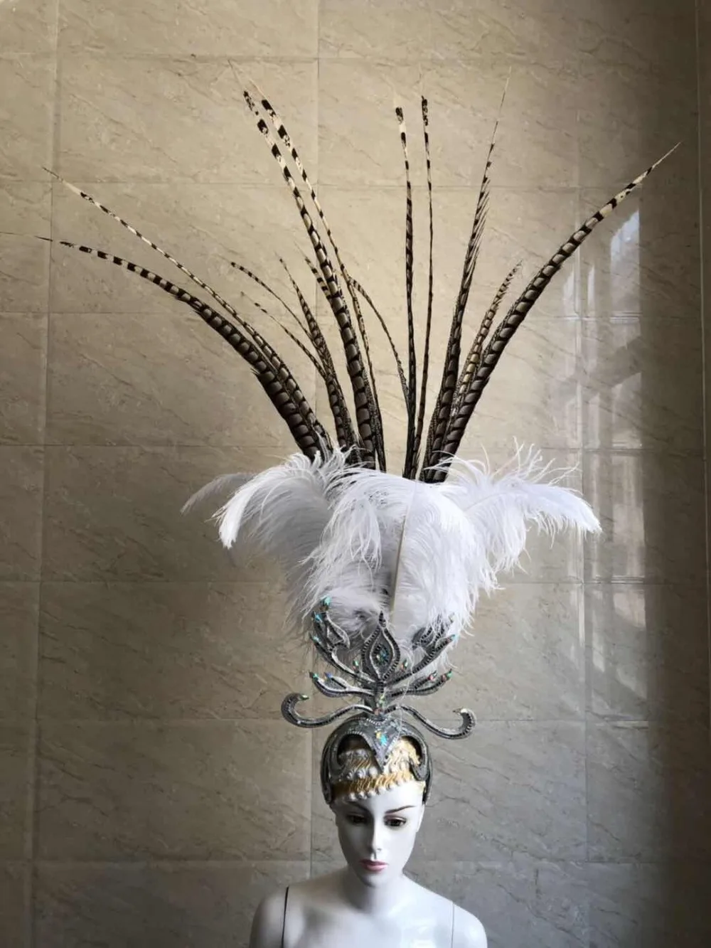 Latin dance Samba accessories Fashion exquisite headdress feathers Delicate dance shows accessories
Latin dance Samba accessories Fashion exquisite headdress feathers Delicate dance shows accessories