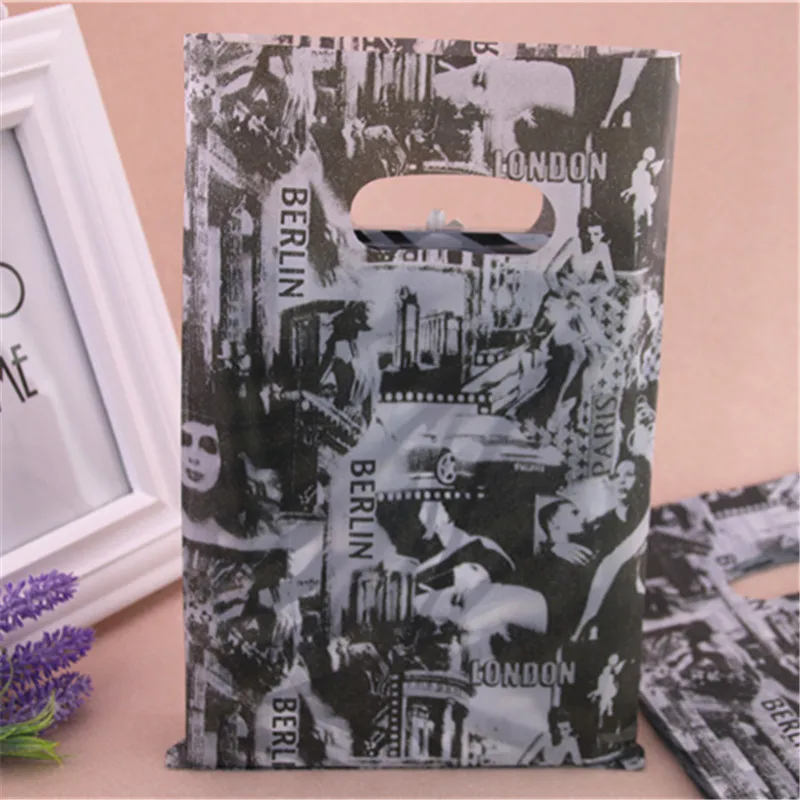 2016 New Design Wholesale 100pcs/lot 20*30cm Luxury Vintage European Style Packaging Bags With Handle Plastic Shopping Bags
2016 New Design Wholesale 100pcs/lot 20*30cm Luxury Vintage European Style Packaging Bags With Handle Plastic Shopping Bags