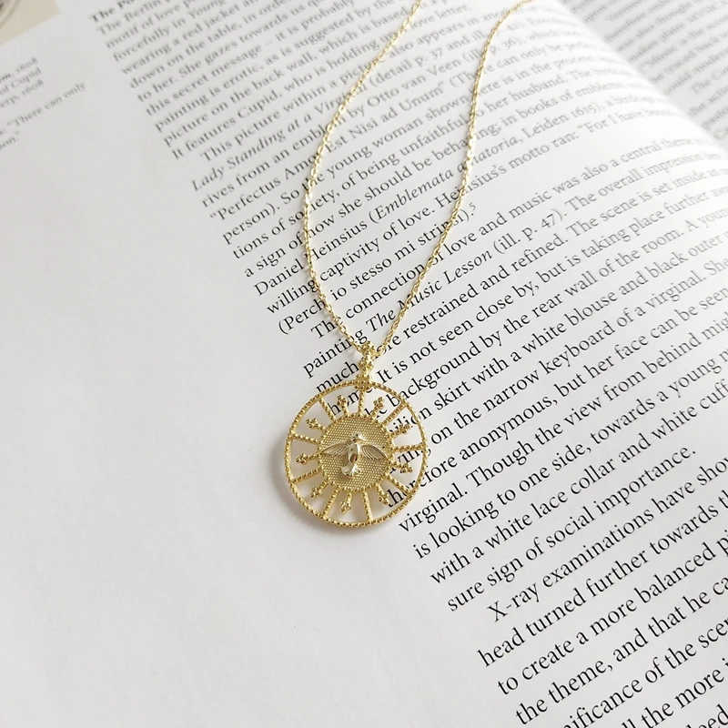 Korean Chokers Necklaces For Women Gold/white-gold Bird Hollow Sun Round Pendant Necklaces 925 Sterling Silver Luxury Jewelry
Korean Chokers Necklaces For Women Gold/white-gold Bird Hollow Sun Round Pendant Necklaces 925 Sterling Silver Luxury Jewelry