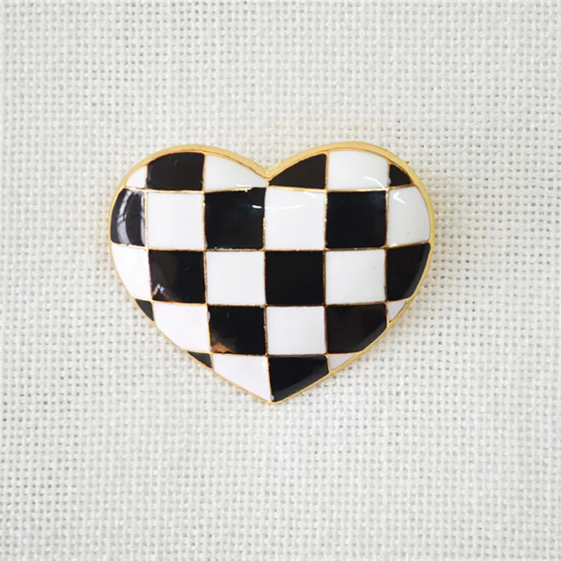 2019 new Japanese and Korean retro style black and white plaid fashion simple heart-shaped brooch female
2019 new Japanese and Korean retro style black and white plaid fashion simple heart-shaped brooch female