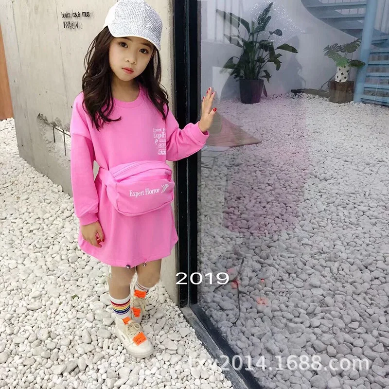 Children's long T-shirt 2019 spring new wild girl letter long T-shirt with a pocket full of tide
Children's long T-shirt 2019 spring new wild girl letter long T-shirt with a pocket full of tide