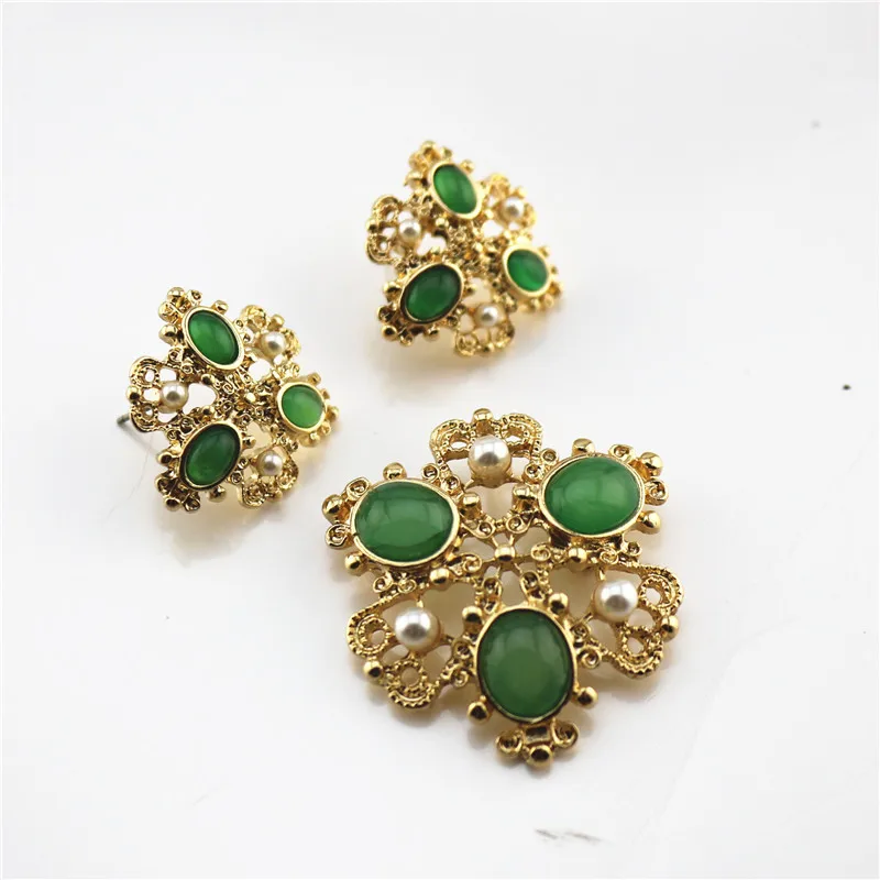 New green semi-precious stones Imitation pearl brooch 925 silver needle earrings ear clips Sweater chain set
New green semi-precious stones Imitation pearl brooch 925 silver needle earrings ear clips Sweater chain set