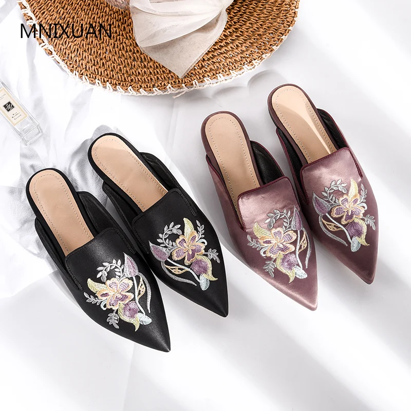 MNIXUAN Comfortable summer women shoes chinese embroidered mules flats 2019 new pointed toe silk floral casual slippers sandals
MNIXUAN Comfortable summer women shoes chinese embroidered mules flats 2019 new pointed toe silk floral casual slippers sandals