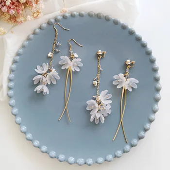 Asymmetric Metal Curve Line Thread Long Clips Earrings Without Piercing Hole Geometric White Flower Clip on Earrings No Pierced
Asymmetric Metal Curve Line Thread Long Clips Earrings Without Piercing Hole Geometric White Flower Clip on Earrings No Pierced
