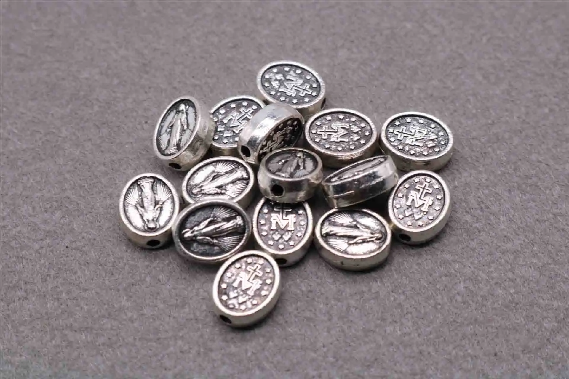 Vintage Gold Silver Mary Madonna Pearls Medal Catholic Charm Big Hole Beads Charm Bracelet Jewelry.100PCS
Vintage Gold Silver Mary Madonna Pearls Medal Catholic Charm Big Hole Beads Charm Bracelet Jewelry.100PCS