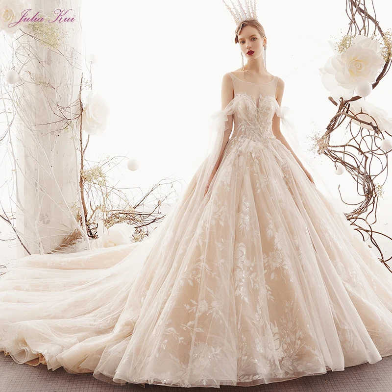 Julia Kui Beauty Appliques Lace Scoop Ball Gown Wedding Dress 2019 Beaded Pearl Crystal Chic Tiered Tulle Long Train Bride Gown
Julia Kui Beauty Appliques Lace Scoop Ball Gown Wedding Dress 2019 Beaded Pearl Crystal Chic Tiered Tulle Long Train Bride Gown