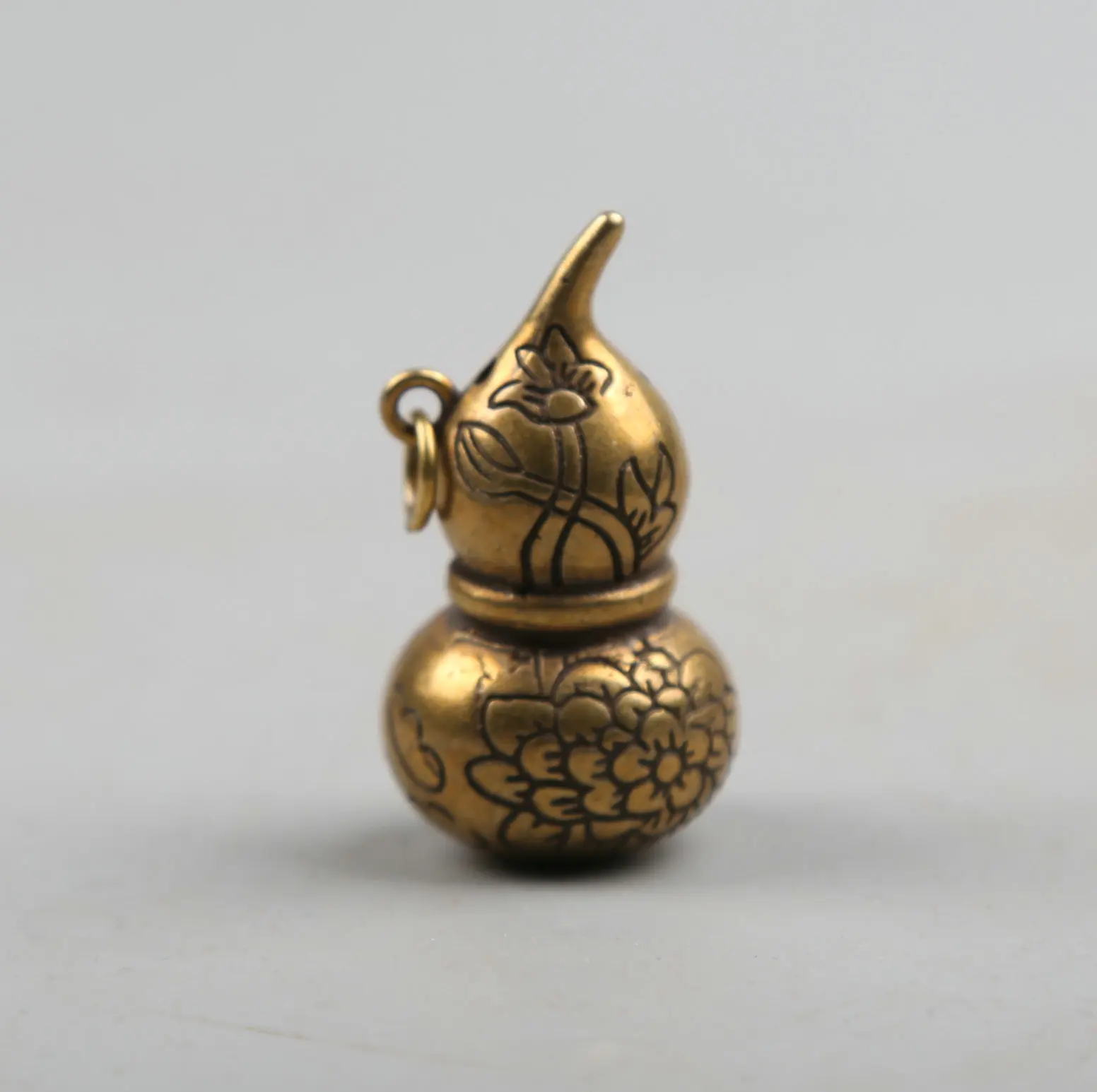 44MM/1.7" Collect Curio Rare Chinese Fengshui Bronze Exquisite Lotus Flower Hollow Out Money Cucurbit Gourd Pendant Statue 18g
44MM/1.7" Collect Curio Rare Chinese Fengshui Bronze Exquisite Lotus Flower Hollow Out Money Cucurbit Gourd Pendant Statue 18g