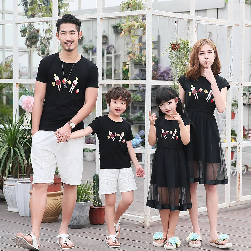 2017 New Family Set Mesh Bottom Mother/Mom and Daughter Dresses Father Son T shirt Clothes Family Clothing Parent-Child Set
2017 New Family Set Mesh Bottom Mother/Mom and Daughter Dresses Father Son T shirt Clothes Family Clothing Parent-Child Set
