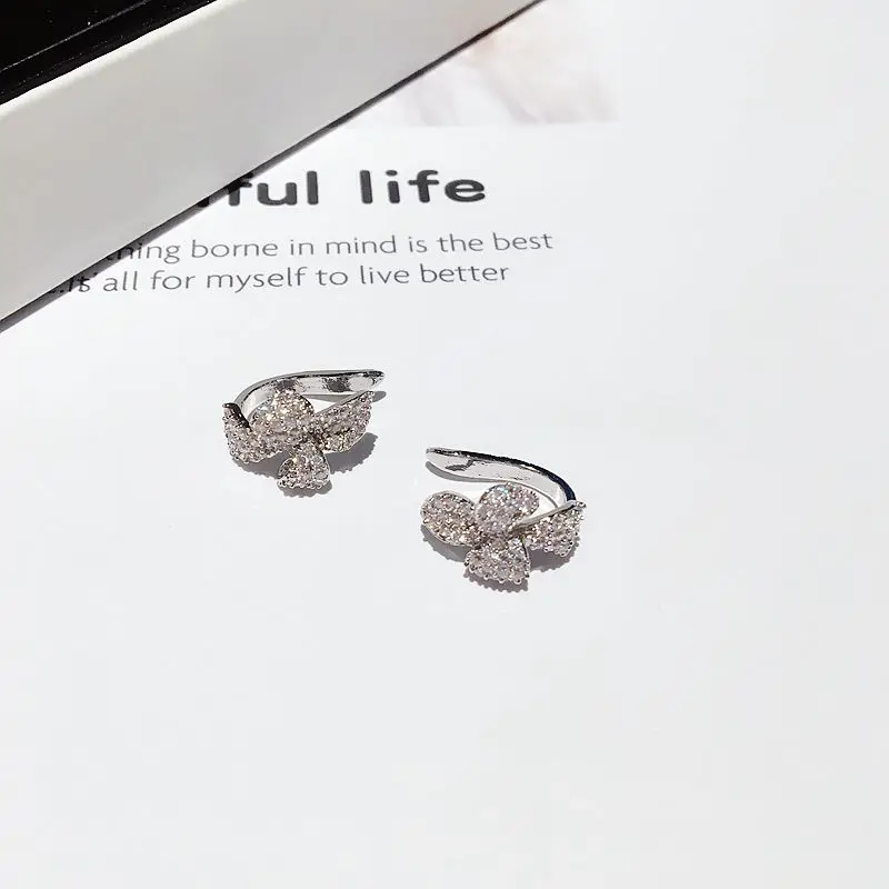 Exquisite No Ear Hole Clip Earrings Micro Pave Cubic Zircon Bowknot Earrings Cuff Women Ear Bone Accessories
Exquisite No Ear Hole Clip Earrings Micro Pave Cubic Zircon Bowknot Earrings Cuff Women Ear Bone Accessories