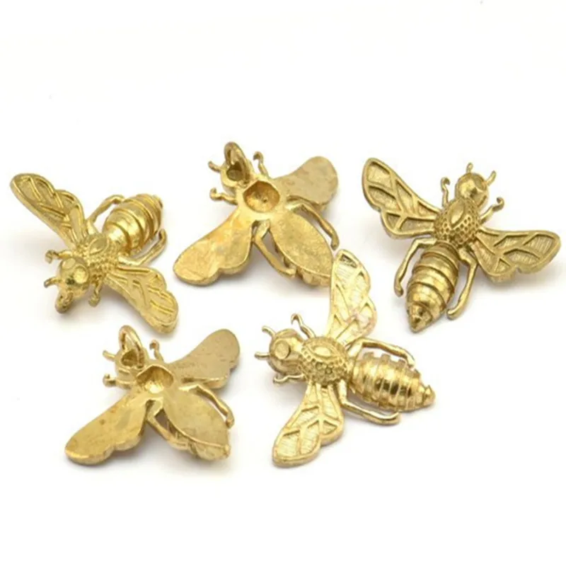 4pc- raw brass bee Earring Connectors.charm Necklace (Nickel Free and Lead Free). E585.U136.
4pc- raw brass bee Earring Connectors.charm Necklace (Nickel Free and Lead Free). E585.U136.