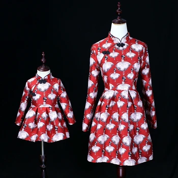 Mother Duaghter Dresses 2019 Spring Wedding Clothes Female Women and Baby Same Clothing Chinese Vintage Cheongsam Family Clothes
Mother Duaghter Dresses 2019 Spring Wedding Clothes Female Women and Baby Same Clothing Chinese Vintage Cheongsam Family Clothes