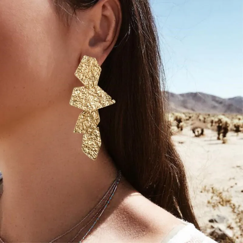 EK258 New Vintage Geometric Metal Drop Earring Irragular Pattern Long Pendant Earring Jewelry Party Statement Gold Color Brincos
EK258 New Vintage Geometric Metal Drop Earring Irragular Pattern Long Pendant Earring Jewelry Party Statement Gold Color Brincos