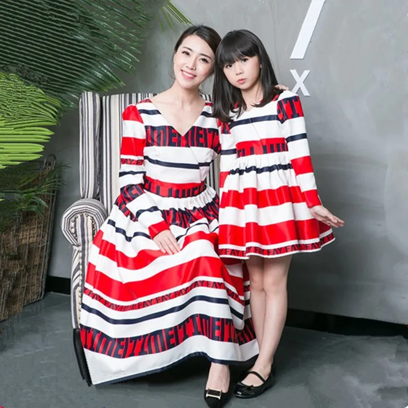 New 2018 mother daughter dresses family look matching mother daughter clothes fashion strip V-neck dress mother daughter outfits
New 2018 mother daughter dresses family look matching mother daughter clothes fashion strip V-neck dress mother daughter outfits